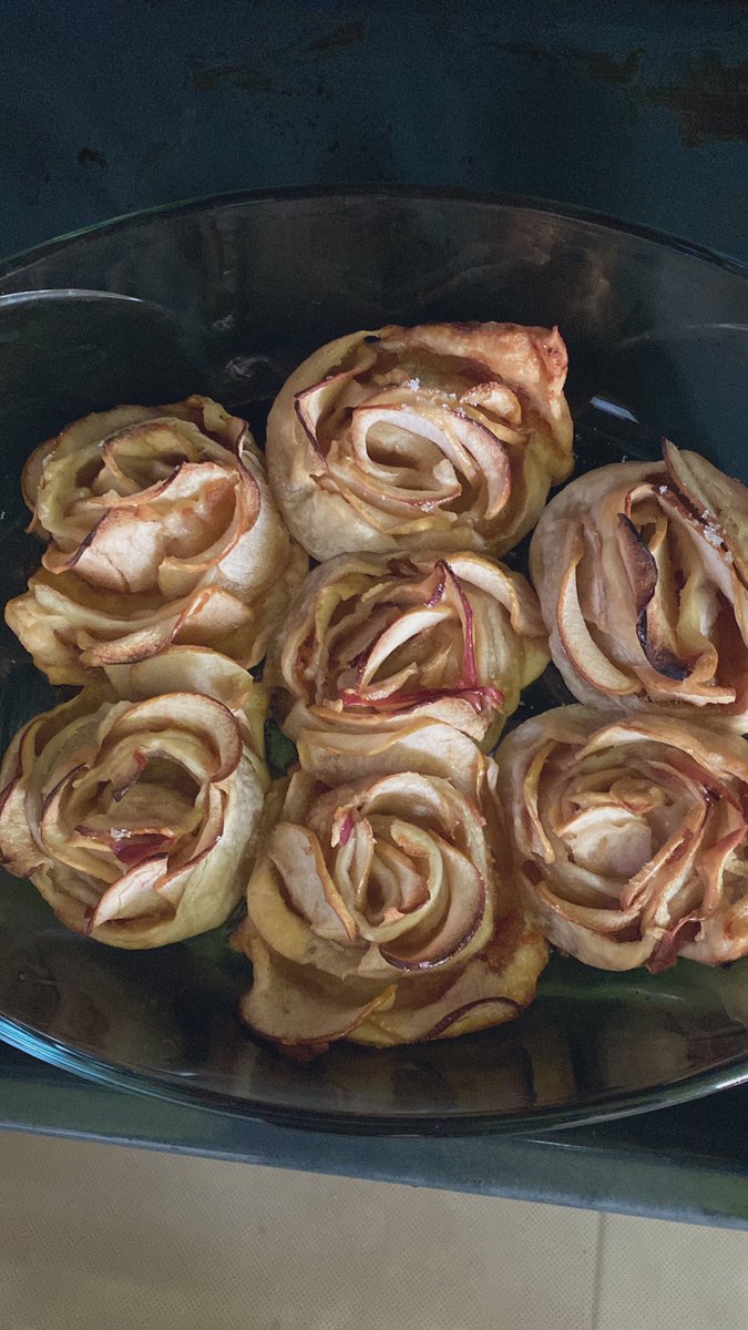 Maria_O0_'s tweet photo. Tiempo de cambio,
de momentos, de fiesta.
De buscar bajo las sábanas
y soñar que la Primavera, también duerme.
De regalarnos tiempo y comernos las flores o tal vez, de regalar flores y comernos el tiempo.
Trampantojo #dbronce
📸Mía https://t.co/sHJlmHzuBw