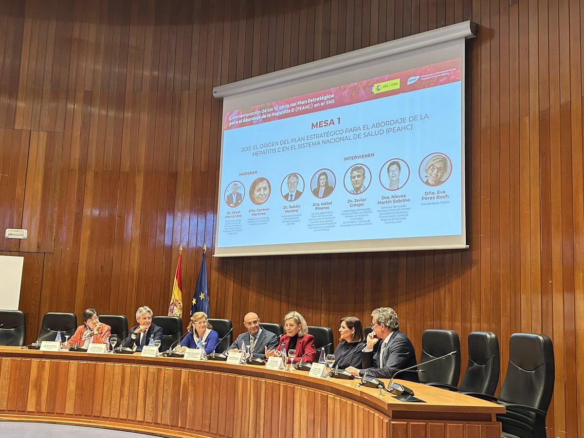 🗣️ Nuestra presidenta, Eva Pérez, ha formado parte de la segunda mesa de este acto de conmemoración afirmando que uno de los mayores logros que se realizaron fue conseguir juntar a todas las partes que eran necesarias y poder conseguir el objetivo