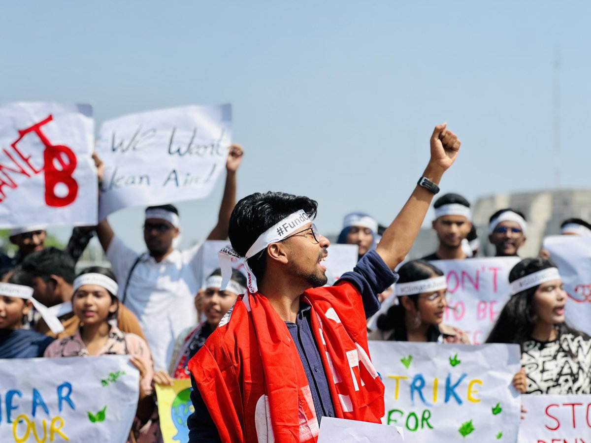 HelloYudhishtir's tweet photo. #ClimateStrike2025 | Dhaka, Bangladesh

Over 1,000 young people, activists, and citizens gathered today at Manik Mia Avenue for the largest climate strike in Bangladesh’s history. Organized by @infoyoucan, @AABangladesh &amp; @FFF_Bangladesh https://t.co/101nR8Zamy