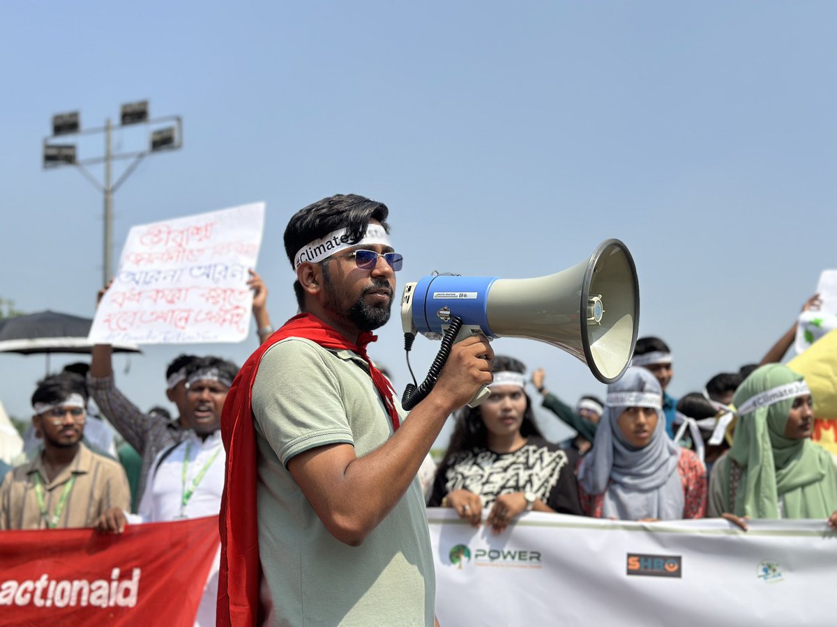 HelloYudhishtir's tweet photo. #ClimateStrike2025 | Dhaka, Bangladesh

Over 1,000 young people, activists, and citizens gathered today at Manik Mia Avenue for the largest climate strike in Bangladesh’s history. Organized by @infoyoucan, @AABangladesh &amp; @FFF_Bangladesh https://t.co/101nR8Zamy