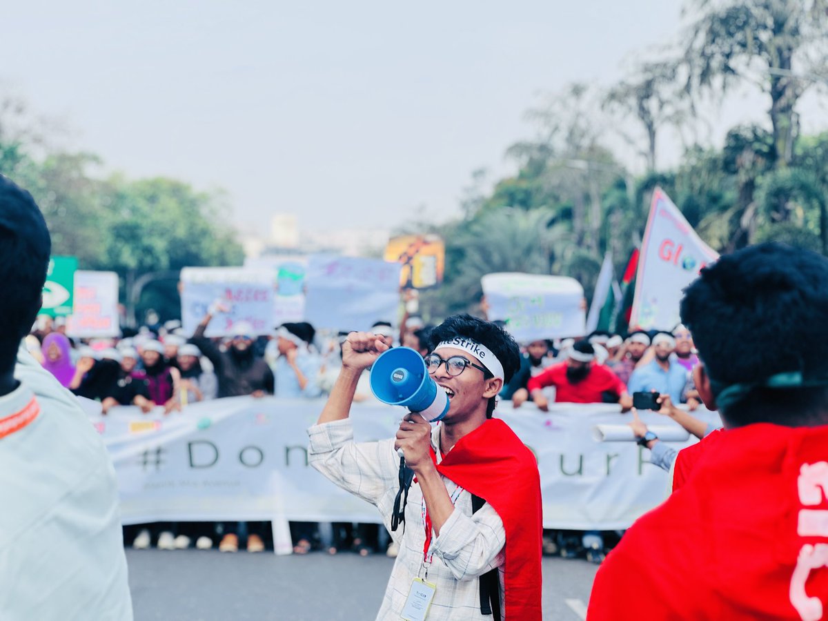 HelloYudhishtir's tweet photo. #ClimateStrike2025 | Dhaka, Bangladesh

Over 1,000 young people, activists, and citizens gathered today at Manik Mia Avenue for the largest climate strike in Bangladesh’s history. Organized by @infoyoucan, @AABangladesh &amp; @FFF_Bangladesh https://t.co/101nR8Zamy