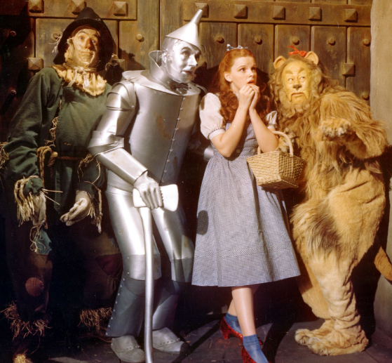 Nos distraen como hacen los magos, moviendo sus manos, creando cortinas de humo para que mientras miramos, no nos demos cuenta de que algo está ocurriendo en lo más sutil y en lo más denso. Mira dentro de ti y actúa fuera en coherencia. Después... confía en la vida.