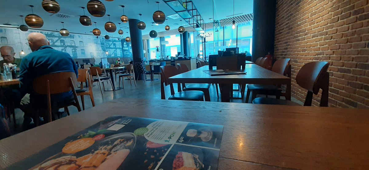 faesbuch's tweet image. Eben das elende drecksrestaurant wieder probiert. Wurde 30 min lang kampfignoriert. Während alle Tische rund um mich bedient wurden. Außer dass ich 1 Buch las, sah ich gewöhnlich/alltäglich aus. 
Ging dann ohne Essen.
#moebellutz #Lutz @MoebelLutz 
BOYKOTTIERT DIESE KETTE! #Mahü.