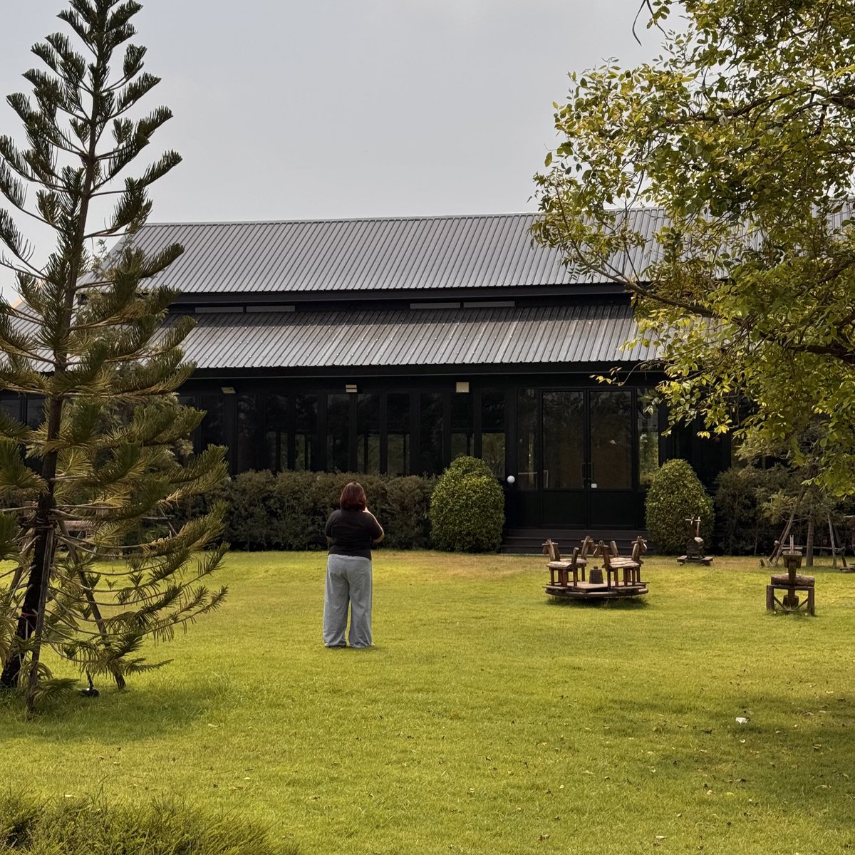 sfkkfs_'s tweet photo. ใครไปสระ��ุรี แนะนำคาเฟ่สไตล์โรงนา 
เหมือนยกเขาใหญ่มาไว้ The Barnery 🌾🏡

มีธรรมชาติล้อมรอบ พายเรือได้ เห็นวิวรถไฟ 
มีสวนเขียวๆให้ถ่ายรูปเล่น สวยมากกกก  

เป็น Pet-Friendly อาหารอร่อยย มู้ดดี 
ไปกับเพื่อนมา ชอบมากกก มาที่เดียวครบจบ ;-; https://t.co/NmmgUwofGl