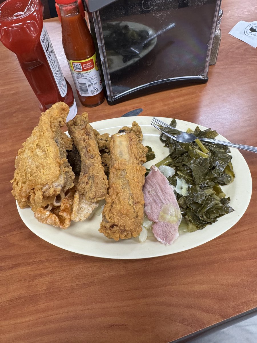 A busy week on the road was made easier with the discovery of this little gem of a restaurant that had food that nourished the soul. It was a buffet with fried chicken livers and gizzards, collards greens and fried ribs, among other delicacies! I ate there 2 days in a row, 🤣!