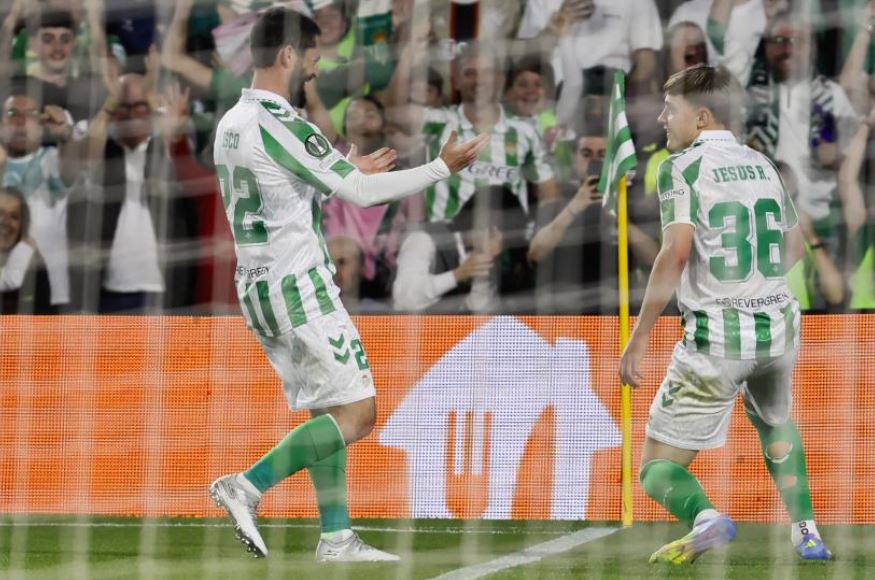 Pepelias17_'s tweet photo. 🏆 Ayer jugó el Real Betis su partido oficial número 47 de la temporada y pudieron disputarlo varios jugadores clave como Isco (que ha jugado 21), Lo Celso (23), Fornals (27) y Sabaly (28), quienes se han perdido casi la mitad de los anteriores por culpa de las lesiones, mientras que otros como William Carvalho, Bellerín o Marc Roca llevan casi toda la temporada en blanco (solo 7, 10 y 17 partidos jugados, respectivamente) por el mismo motivo

🤦El mantra, repetido hasta la saciedad por algunos (viudos de Guido o Ayoze, principalmente, que se fueron por dinero) de que el Betis tenía cada año peor plantilla, se desvanece en cuanto se han recuperado lesionados, han adquirido su mejor estado de forma otros como Bartra o Bakambu, que salieron de larguísimas lesiones, y  desde el club se ha podido mejorar el buen plantel que había con un par de sensacionales retoques (Antony y Cucho, que no juega la Conference) en el mercado invernal, gracias a las plusvalías generadas por otros integrantes del mismo que han salido, como Diao, Rodri o Rui Silva

👍 A todos ellos les está sacando Pellegrini, que también tuvo sus lagunas y momentos de crisis (tardó en darle galones a Jesús, por ejemplo), un gran rendimiento, como ha hecho estos cinco años con todas las buenas plantillas que le han puesto a su disposición. Todavía no se conseguido nada esta temporada, pero manteniendo esta línea, da la impresión de que lo mejor del exitoso ciclo del chileno (¿acabado? ja) está por llegar: el domingo, de entrada, el Villarreal