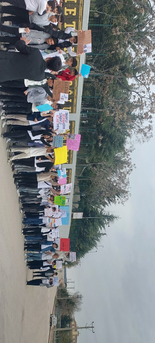 fulcrum0q1's tweet photo. Bugün okulumuz için direndik https://t.co/2UpiAJYduw