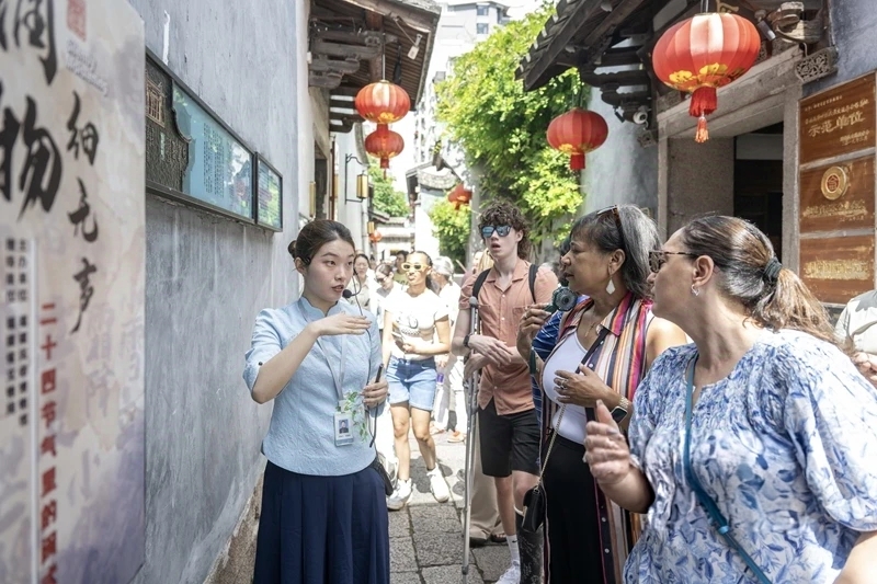 FuzhouCity's tweet image. 🌏Exciting news for travelers in China! The nationwide expansion of the "buy-now, refund-now" #taxrefund service allows visitors to enjoy instant tax refunds while shopping across the country. 🛍️✨ #FuzhouUpdates #TouringFuzhou #Fuzhou