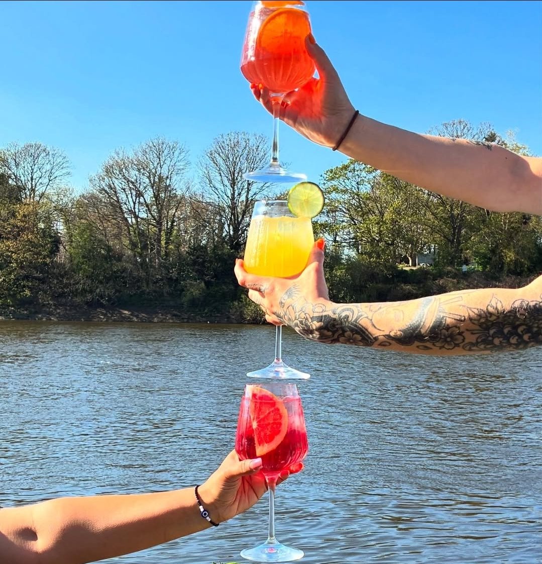WhiteHartBarnes's tweet photo. When Barnes feels like Biarritz.. join us for a Spritz! 🍹

#boatrace 3 days to go! 

#spritz #spritztime🍹 #summer #riverside #barnes #sw13 https://t.co/pqBSNpqtAR