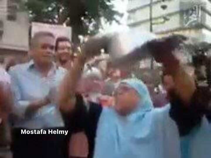 ثم تنهدت وقالت يامرات مرسي بتطبخي ايه الانبوبه ب 6 جنيه 😏