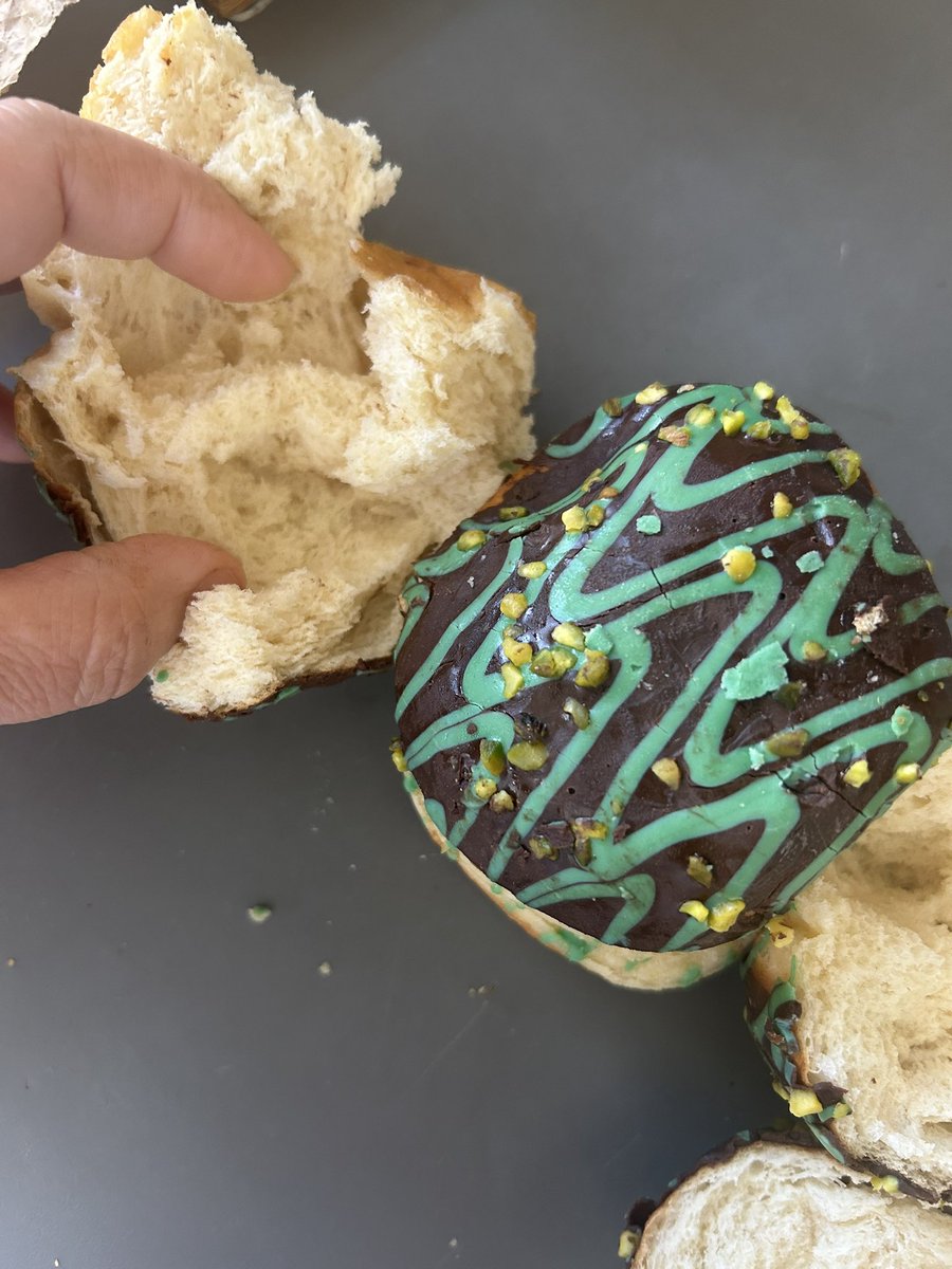 katiouman's tweet photo. @lidlfrance acheter les beignets façons “Dubai” et être déçu et surtout se sentir arnaquer quand tu le coupe en 2 😡😭 ils étaient vide à l’intérieur!!! 😭😭 alors que normalement ils sont fourré a la pistache 😭😡 @lidl https://t.co/MMboajAgdr