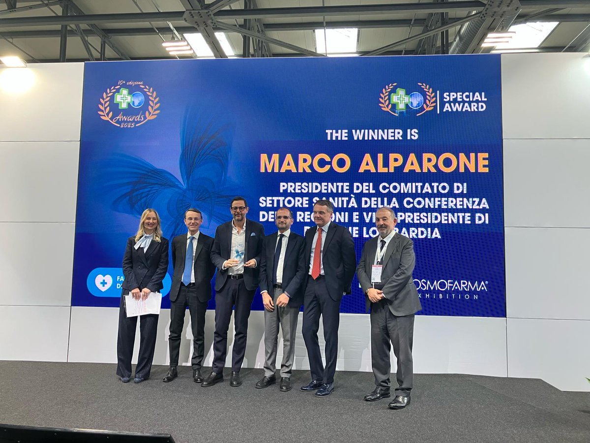 regioni_it's tweet photo. 🏆@marcoalparone premiato “Farmacista dell’anno” per l’impegno nel valorizzare la professionalità dei farmacisti e nel rinnovo della Convenzione Farmaceutica Nazionale.
👉Il riconoscimento da #FOFI, @FederfarmaITA, #FondazioneCannavò e @Utifar1957 nell'ambito di #Cosmofarma. https://t.co/nRHm7iyXoH