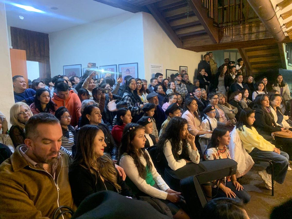 CulturaCUE's tweet photo. 🏛️ La Casa del #Alfarero se llenó de vida, color y #creatividad, con la noche #artística en la inauguración de la #exposición "Crea, inspira y vive el arte a través del color", de los estudiantes de la academia #CreArt.
Visítala hasta el 30 de abril.
#Cuenca #Yo❤️Cuenca https://t.co/d6WOBK1Iav