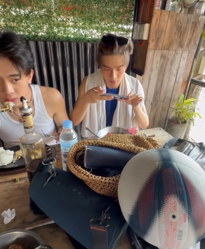 that one friend na picture muna bago kain