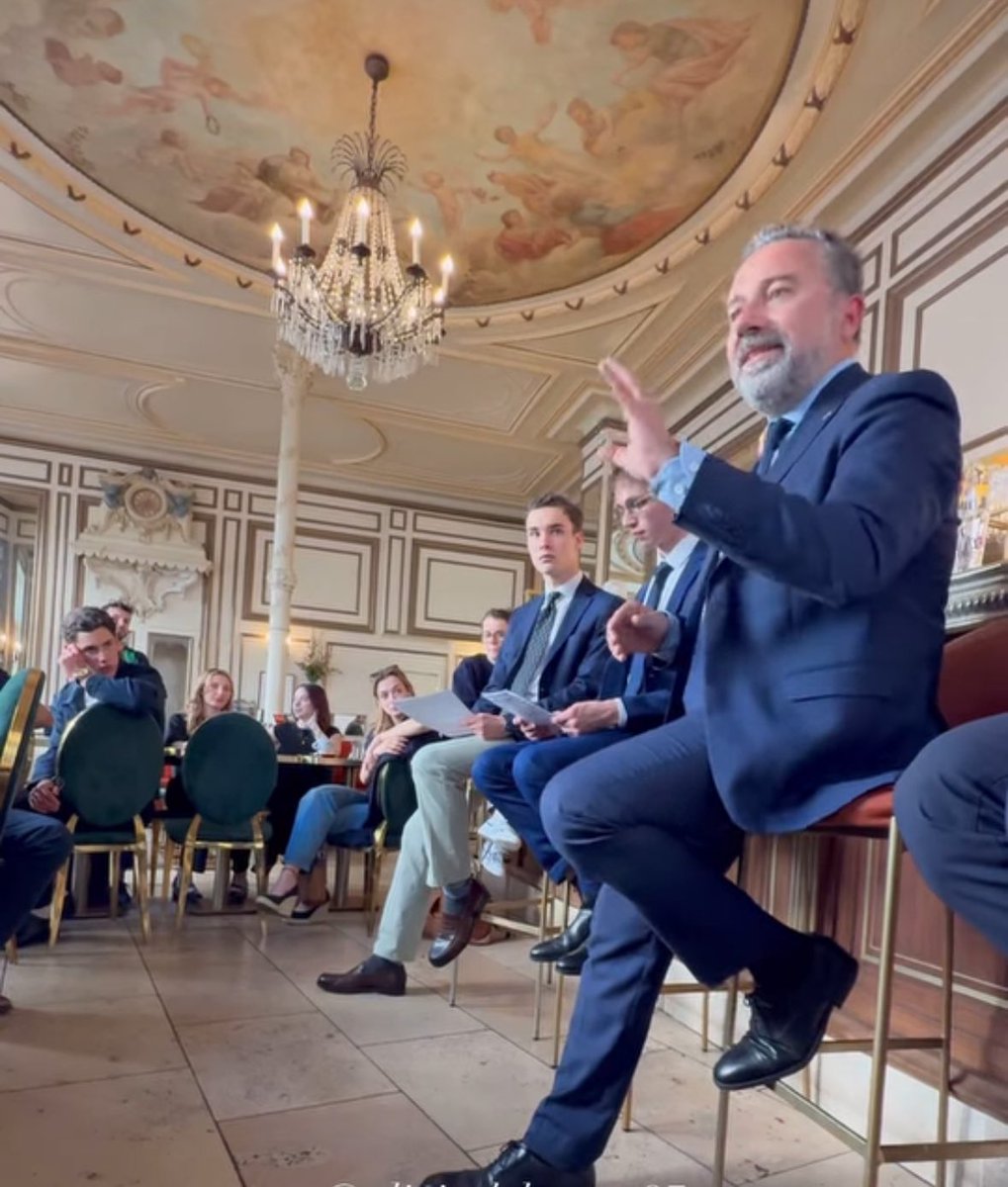 OlivierLebreto5's tweet photo. 👉 Ce mercredi, j’étais l’invité du « Parlement des Étudiants de Tours » pour échanger sur mon engagement d’élu local.
🙏 Merci aux étudiants pour ces échanges ! Félicitations au « Parlement des Étudiants » pour la parfaite organisation !
#tours #Echanger #jeunesse #étudiants https://t.co/J2SDWI4Mw6
