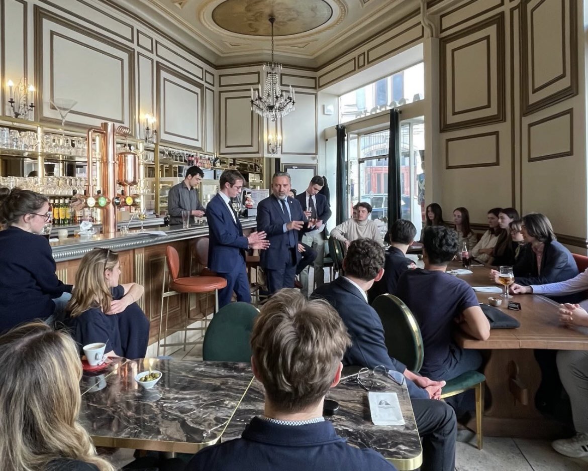 OlivierLebreto5's tweet photo. 👉 Ce mercredi, j’étais l’invité du « Parlement des Étudiants de Tours » pour échanger sur mon engagement d’élu local.
🙏 Merci aux étudiants pour ces échanges ! Félicitations au « Parlement des Étudiants » pour la parfaite organisation !
#tours #Echanger #jeunesse #étudiants https://t.co/J2SDWI4Mw6