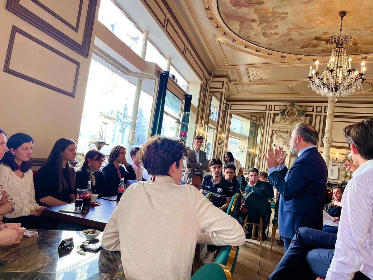OlivierLebreto5's tweet photo. 👉 Ce mercredi, j’étais l’invité du « Parlement des Étudiants de Tours » pour échanger sur mon engagement d’élu local.
🙏 Merci aux étudiants pour ces échanges ! Félicitations au « Parlement des Étudiants » pour la parfaite organisation !
#tours #Echanger #jeunesse #étudiants https://t.co/J2SDWI4Mw6