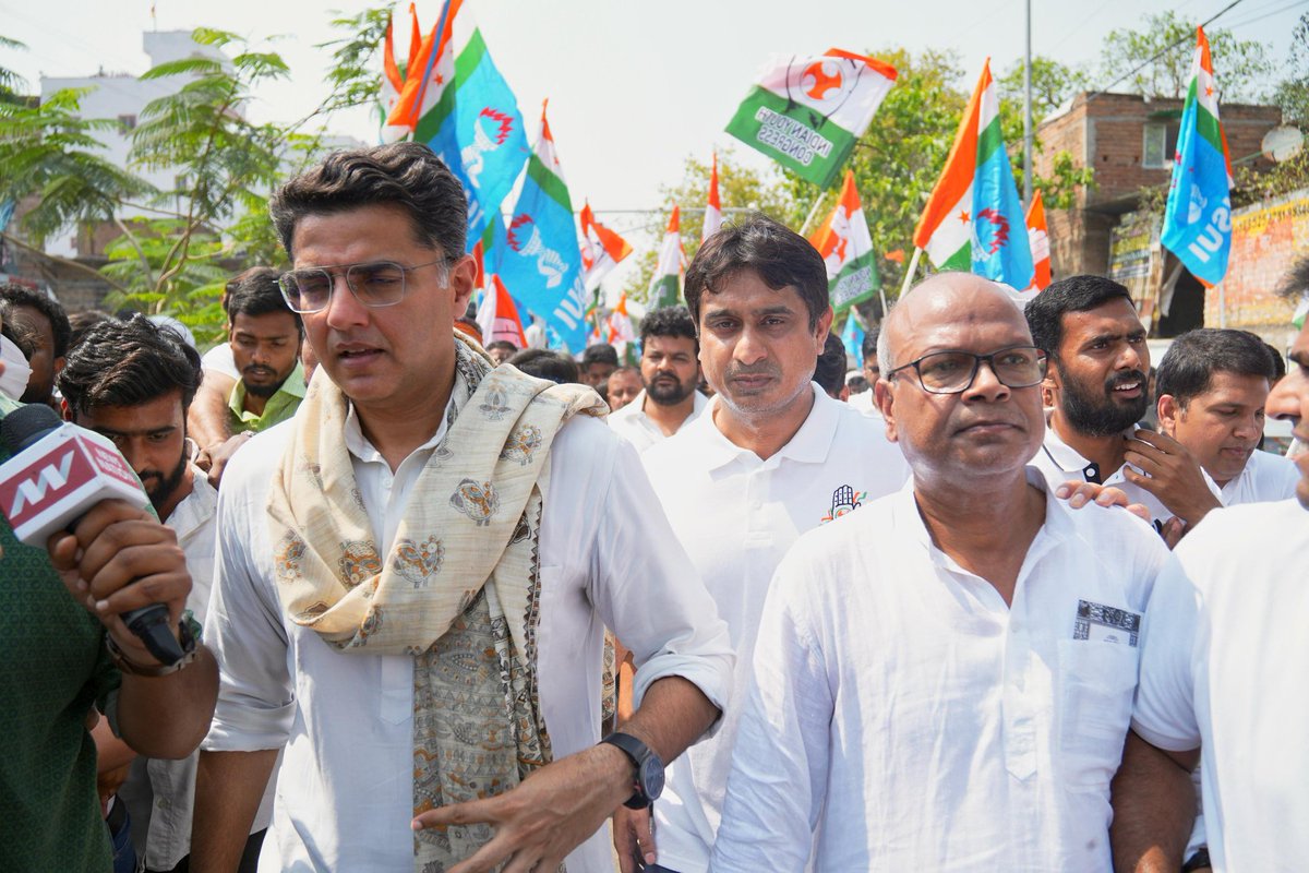 Ritubarala's tweet photo. बिहार मुख्यमंत्री आवास घेराव!!!!
@varunchoudhary2 @UdayBhanuIYC @kanhaiyakumar @SachinPilot https://t.co/w2illYd2io