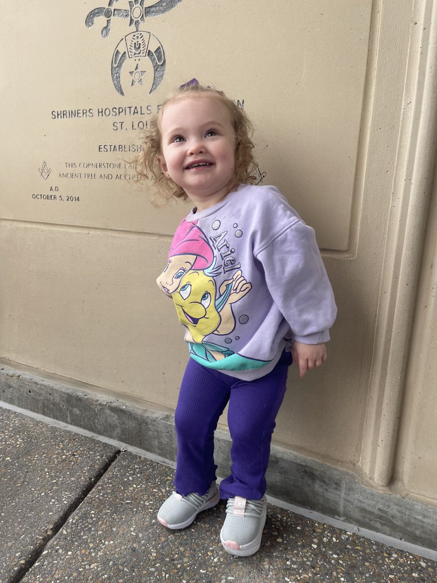 ShrinersStLouis's tweet image. Mila has some cool new kicks! 👟👟

Born with proximal femoral focal deficiency (PFFD), Mila&apos;s left leg is shorter than her right. Our POPS team fabricates a custom shoe lift for her left foot, helping even out her limb length discrepancy. 

#LimbDifferenceAwareness #PFFD