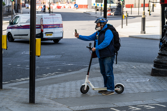 RealeFuente's tweet photo. 🛴 La #normativa del #PatineteEléctrico se actualiza a medida que su uso se extiende y la necesidad de potenciar su #seguridad.

Por ello, si circulas en patinete y deseas ponerte al día sobre su normativa, este artículo te interesa⬇️ https://t.co/fYvDJRZTWj https://t.co/XiOECNA3if