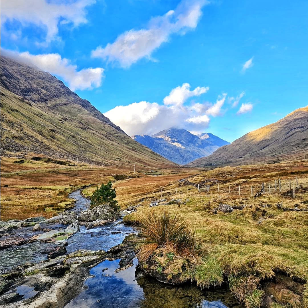 With its dramatic skies and remote beauty, Glenummera Valley is a dream spot for hikers, photographers, and nature lovers alike. 🌊🍃
 
Have you explored this wild and beautiful corner of Mayo?
 
📍Glenummera Valley, County Mayo
📸 instagram.com/hiking_ireland…
