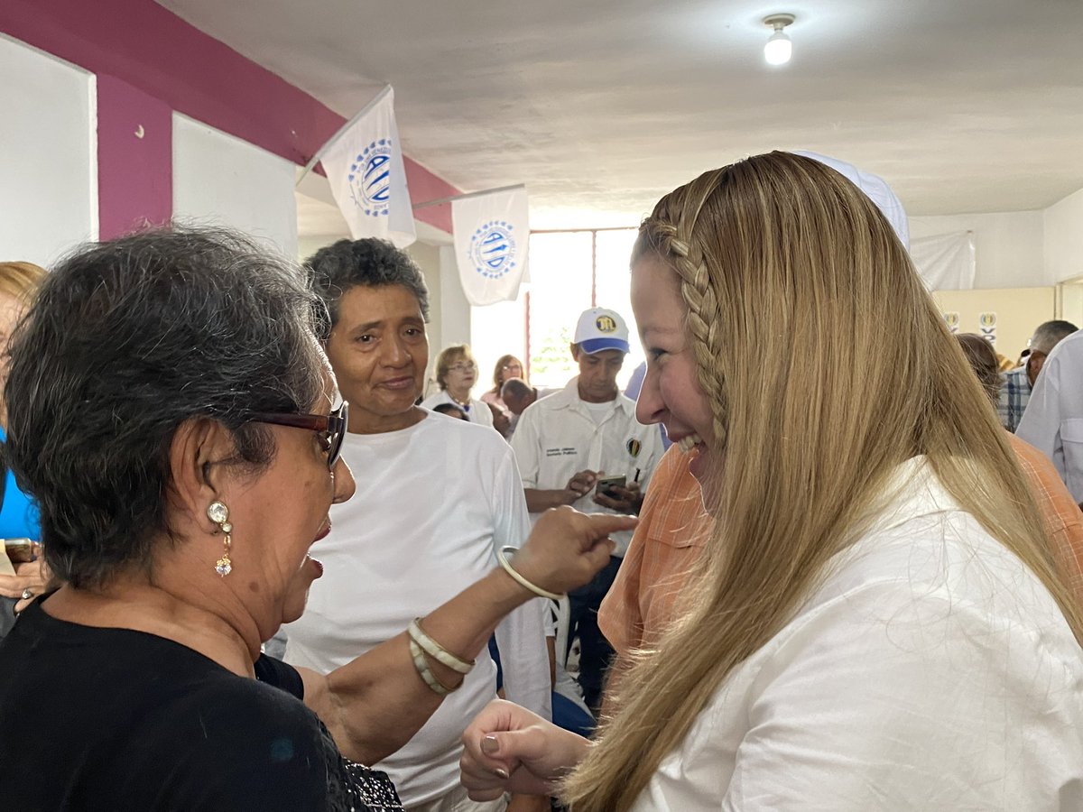 ADVenezuelaa's tweet photo. ¡A casa llena! El Comité Ejecutivo Seccional Carabobo en pleno recibe a su candidata a Gobernadora @anyelithetc, para sellar el compromiso indiscutible de trabajar hasta ganar el estado y brindarle de nuevo a los carabobeños bienestar y progreso. #ConADLoBuenoVuelve 🏳️ https://t.co/AuTjDepQ1c