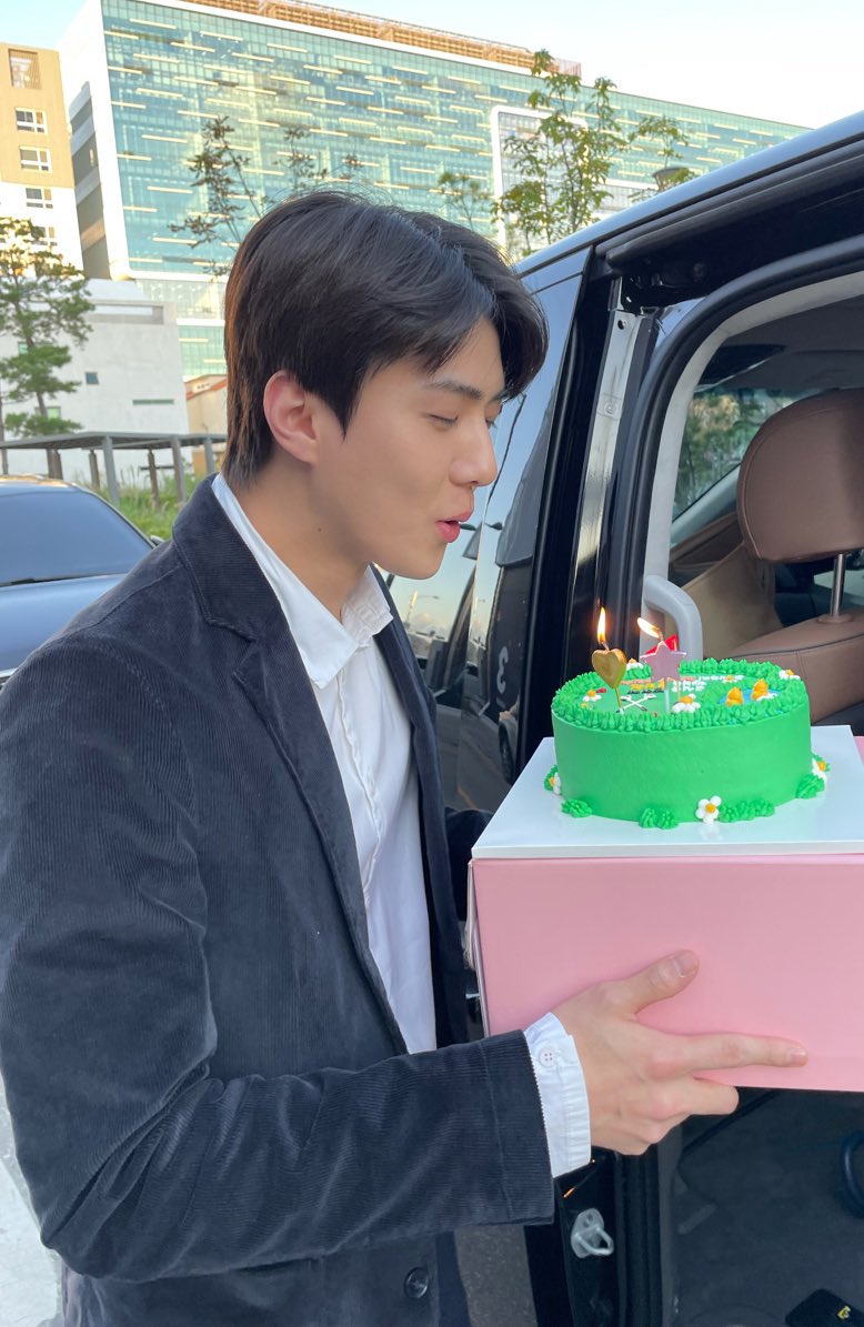 eternal_412's tweet photo. 생일축하하구 세훈이의 소원들도 다 이루어지길💗

#OurSEHUNiverseDay
#세훈이의_32번째_봄바람
#우리의봄은세훈으로완성돼 https://t.co/LY9IQrTZE9