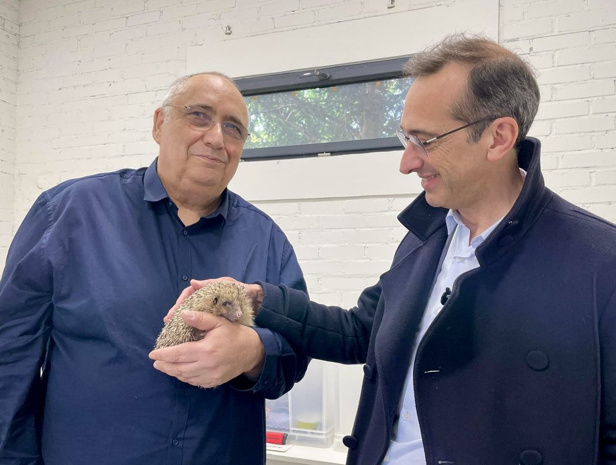 Rémi Féraud (@remiferaud) on Twitter photo 🦔 A l’issue d’un #ConseildeParis où nous avons adopté le plan biodiversité, une belle rencontre avec l’association <a href="/ErinaceusFrance/">🦔 Erinaceus France</a>, installée dans le bois de Vincennes par la Ville de Paris, qui soigne les hérissons d’Europe afin de protéger cette espèce menacée. 🦔 A l’issue d’un #ConseildeParis où nous avons adopté le plan biodiversité, une belle rencontre avec l’association <a href="/ErinaceusFrance/">🦔 Erinaceus France</a>, installée dans le bois de Vincennes par la Ville de Paris, qui soigne les hérissons d’Europe afin de protéger cette espèce menacée.