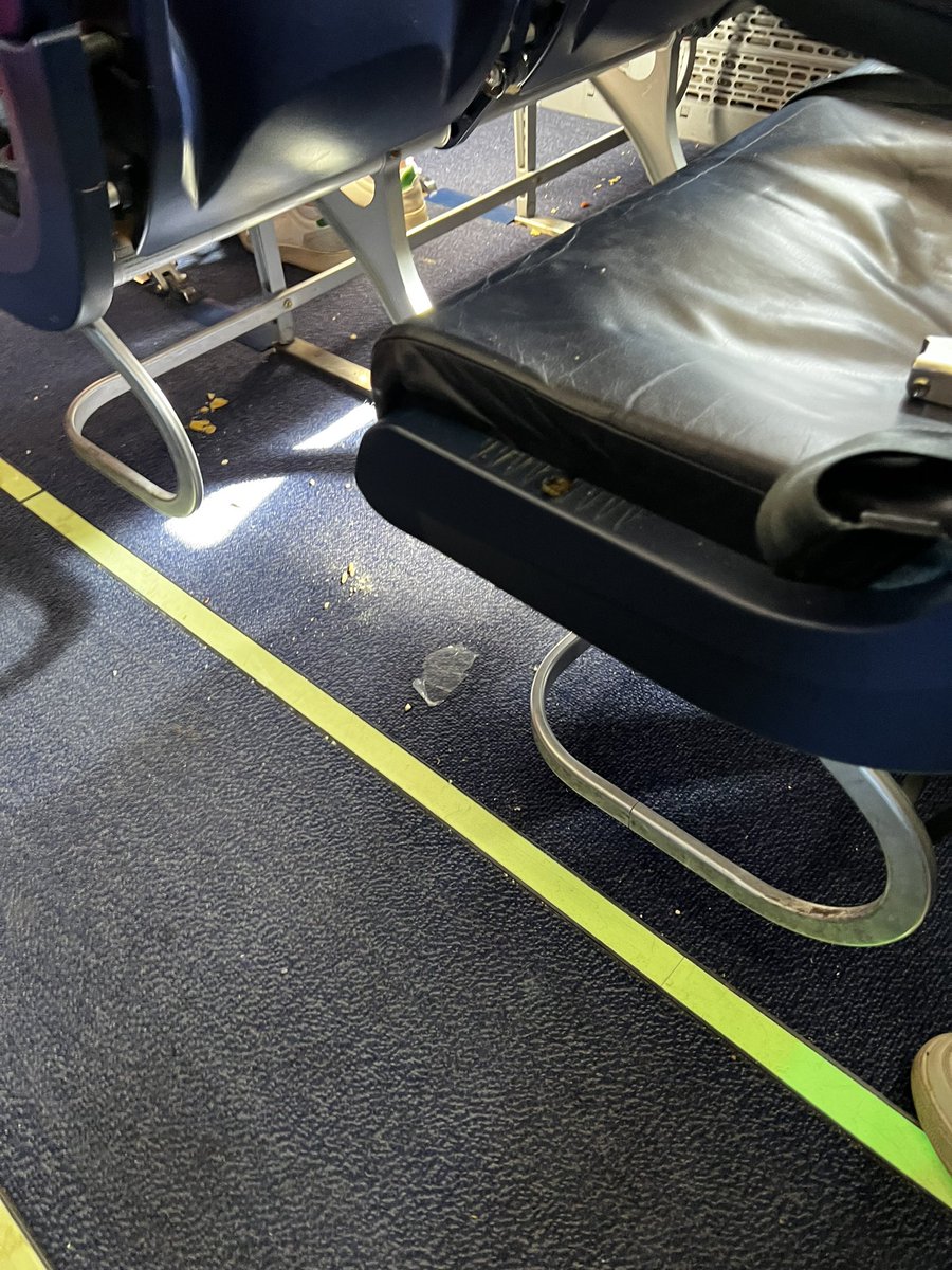 jaspreetpuri's tweet photo. Boarding Ryan air from Luton and was astonished to see the state of plane @Ryanair https://t.co/SRGfiLaV2Z