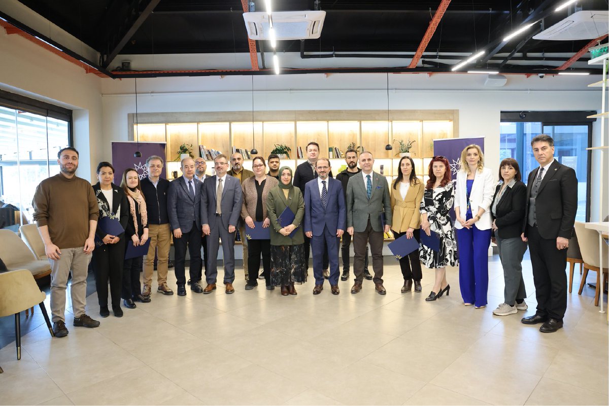 Profesör, Doçent ve Doktor Öğretim Üyesi unvanı elde eden akademisyenlerimizle bir araya geldik.

Rektörümüz Prof. Dr. Eyüp Debik’in ev sahipliğinde gerçekleştirilen buluşmada; bilimsel üretkenliği artırma, uluslararası akademik iş birliklerini geliştirme ve üniversitemizin