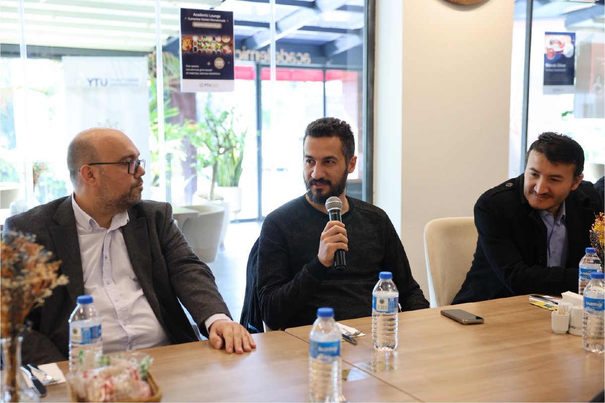 YildizEdu's tweet photo. Profesör, Doçent ve Doktor Öğretim Üyesi unvanı elde eden akademisyenlerimizle bir araya geldik.

Rektörümüz Prof. Dr. Eyüp Debik’in ev sahipliğinde gerçekleştirilen buluşmada; bilimsel üretkenliği artırma, uluslararası akademik iş birliklerini geliştirme ve üniversitemizin küresel görünürlüğünü güçlendirme konularında bilgi alışverişinde bulunuldu.

Rektörümüz Prof. Dr. Debik, etkinlikte, araştırma kültürünün yaygınlaştırılmasının, öğrencilerimize ilham veren akademik ortamın oluşturulmasının ve etik değerlere dayalı bilimsel gelişimin önemini vurguladı.

Profesör, Doçent ve Doktor Öğretim Üyesi unvanı alan akademisyenlerimizi tebrik ediyoruz.

#TürkiyeninYıldızı

@eyupdebik