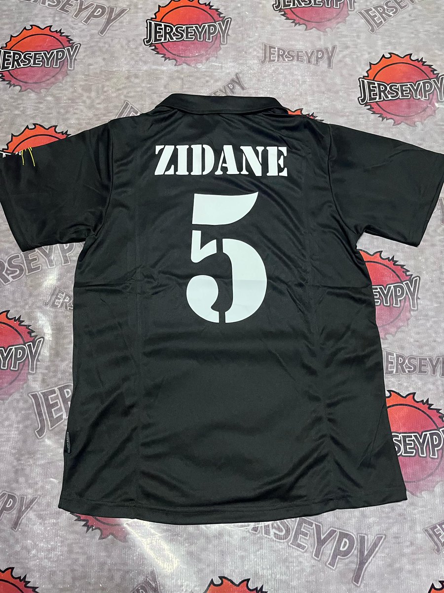 JerseyPy's tweet image. DISPONIBLES PARA ENTREGA INMEDIATA ✅

1- Italia Away Mundial 1994 de Roberto Baggio en tamaño XL. 

2- Real Madrid Away de Zinedine Zidane en talle XL.

Más info al DM o al 0994887261