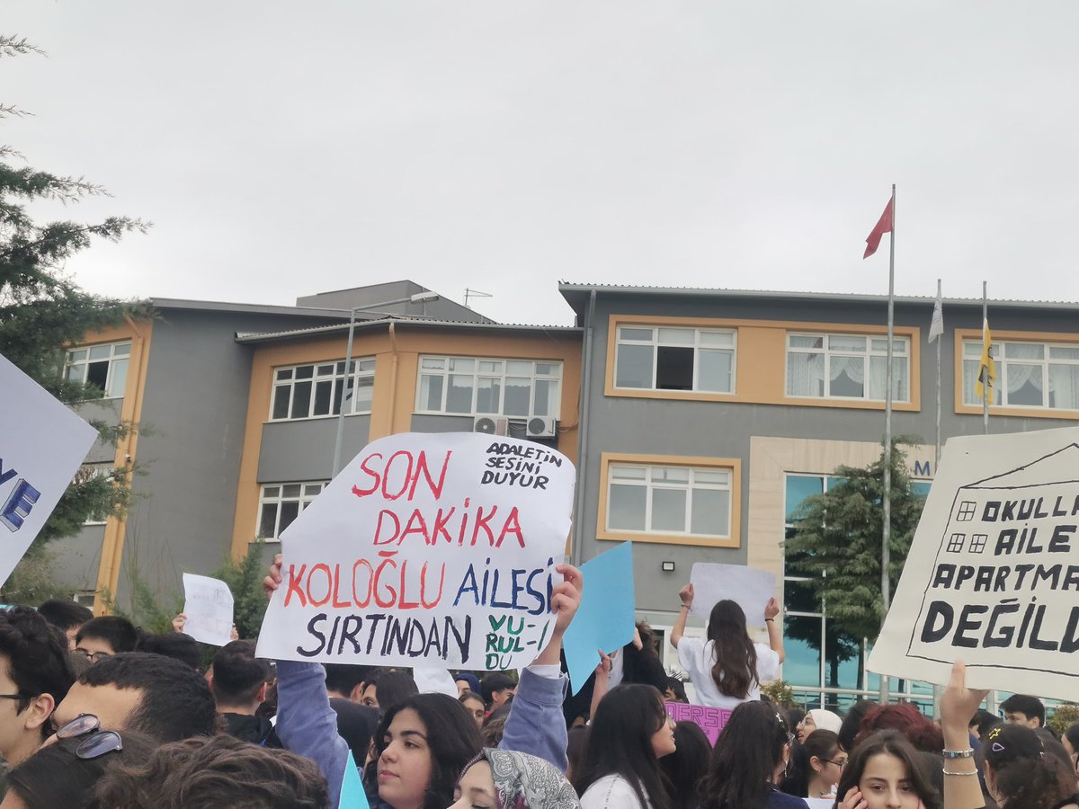 gemekgencligi's tweet photo. Mehmet Koloğlu Anadolu Lisesi ve Cemil Meriç Fen Lisesi öğrencileri, öğretmenlerinin hukuksuz bir şekilde okuldan gönderilmelerini,okullarında ve Elazığ İl Milli Eğitim Müdürlüğü önünde ‘Öğretmen Giderse Gelecek Susar’ diyerek protesto etti. #koloğlundaneoluyor #elazığ #kologlu https://t.co/shFcygxegq