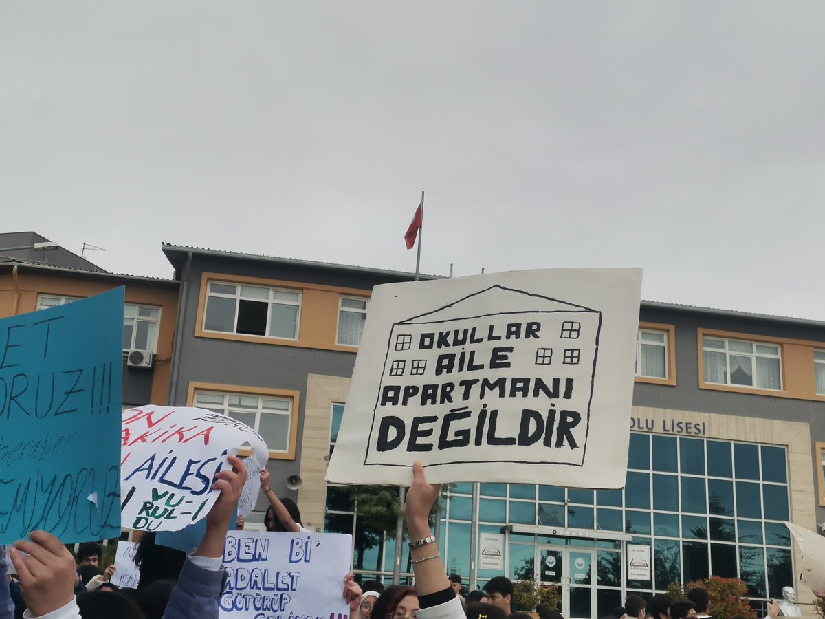 gemekgencligi's tweet photo. Mehmet Koloğlu Anadolu Lisesi ve Cemil Meriç Fen Lisesi öğrencileri, öğretmenlerinin hukuksuz bir şekilde okuldan gönderilmelerini,okullarında ve Elazığ İl Milli Eğitim Müdürlüğü önünde ‘Öğretmen Giderse Gelecek Susar’ diyerek protesto etti. #koloğlundaneoluyor #elazığ #kologlu https://t.co/shFcygxegq