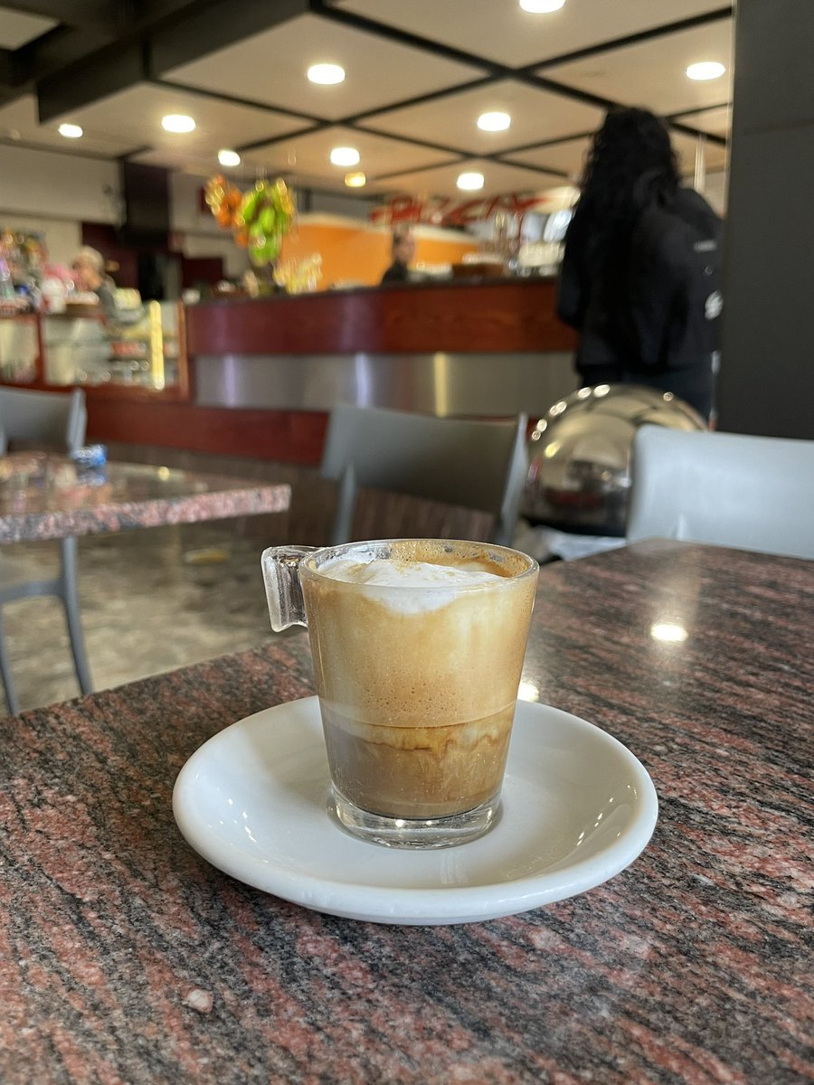 siracus's tweet photo. Io: “un capoinbi per favore.” la cameriera (traduce): “un caffè macchiato in vetro?” Udine https://t.co/32rWPIZOmt