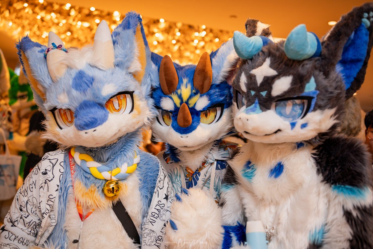 #FursuitFriday 
OMG，是超可爱无敌帅气高人气广州必吃榜😋😋蓝龙❤️零羽聚聚❤️和超腰精酷炫美味人见人爱花见花开🥺🥺吸一口上天💙三水聚聚💙，小透明终于贴到了但是在大佬中间色色（划掉）瑟瑟发抖😭😭😭😋😋😋🤤🤤🤤🥵
<a href="/ZEROS41795164/">Zero丶s零之羽</a> <a href="/or42522085/">松莳or小淼</a> 
📷：@猎镰猛蚁