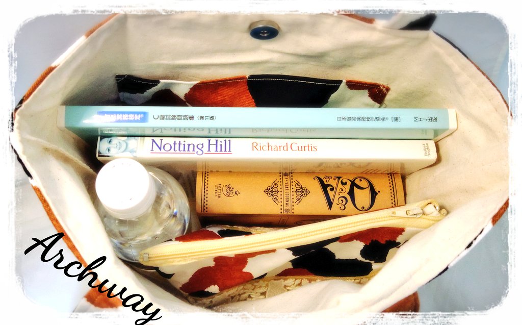 Archway_hm's tweet photo. 🐱三毛猫柄のトートバック🐱

B5サイズのテキスト、500mlペットボトル、ポーチetc……が入るサイズの、内ポケット付きのトートバック🐱

底にアクリル板が入っているので倒れにくいです

委託先のhakomittsu(@hakomittsu )さんに納品予定です🌟 ̖́-

 #Archway_handmade 
 #はこみっつ 
 #ハンドメイド https://t.co/5E5nMyJ7rE