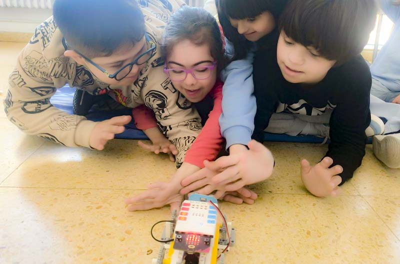 Fgilgayarre's tweet photo. Del 7 al 10 de abril celebramos la 2ª Semana de la Creación y la Innovación en el Colegio Gil Gayarre 🎉 Tecnología, creatividad, camisetas personalizadas y un gran desfile final. 
+info: https://t.co/mvn6i59AAG
¡Gracias a #VelillaGroup por su apoyo! 📷#Innovación #GilGayarre https://t.co/f6rHmznR1O