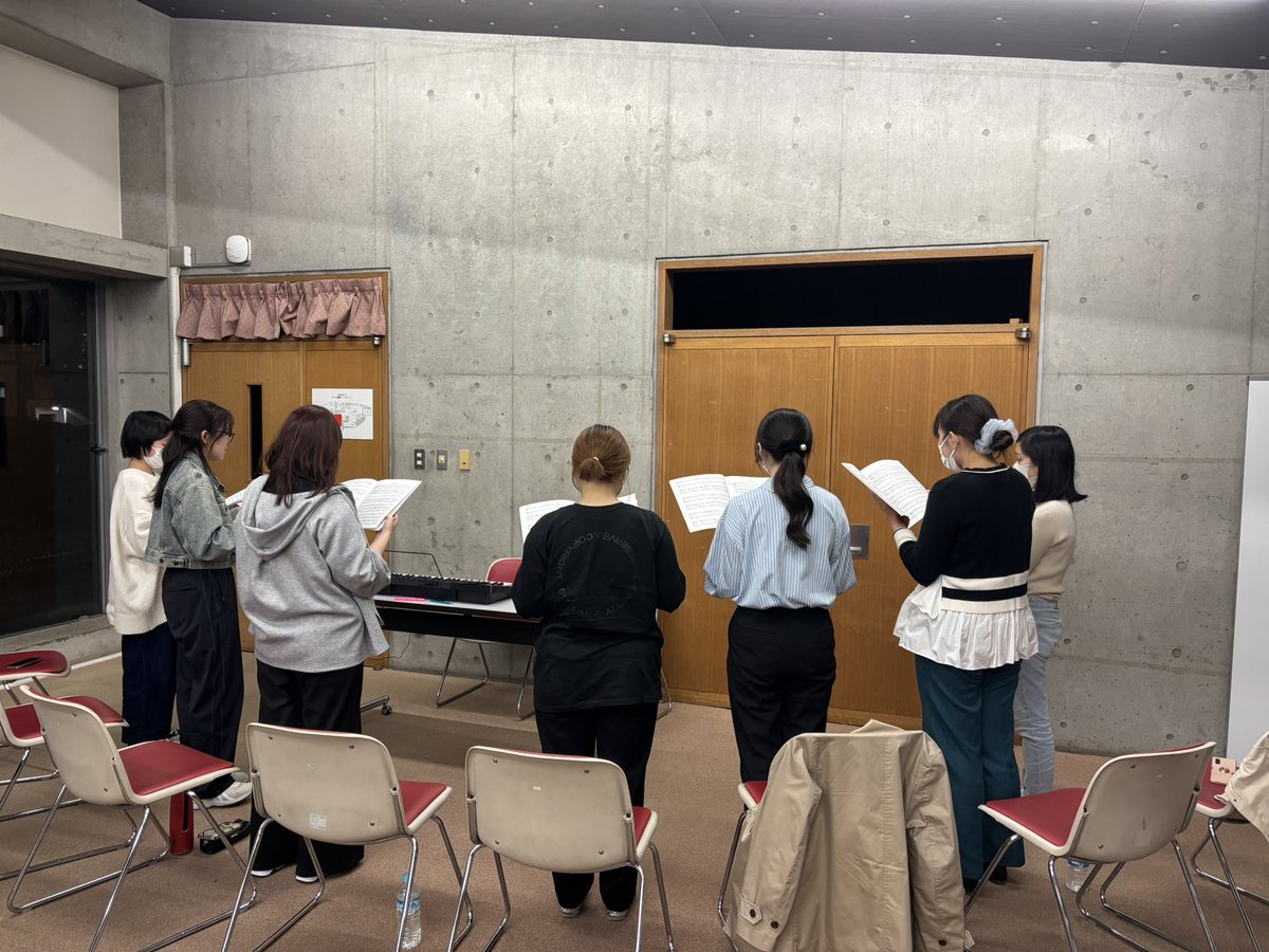 gwc_chorus's tweet photo. ごきげんよう🌸
女子大女声合唱団です！
先日は春定に向け���の練習を行いました。
お互いにアドバイスや意見を出し合うことで、素敵な音色が���まれました🎨🎶
これからも部員同士協力し合いながら、
素敵な演奏会を開催出来るように頑張ります☺️

 #学習院女子大学 #春からgwc  #学習院輔仁会音楽部 https://t.co/5Z9bUDWId9
