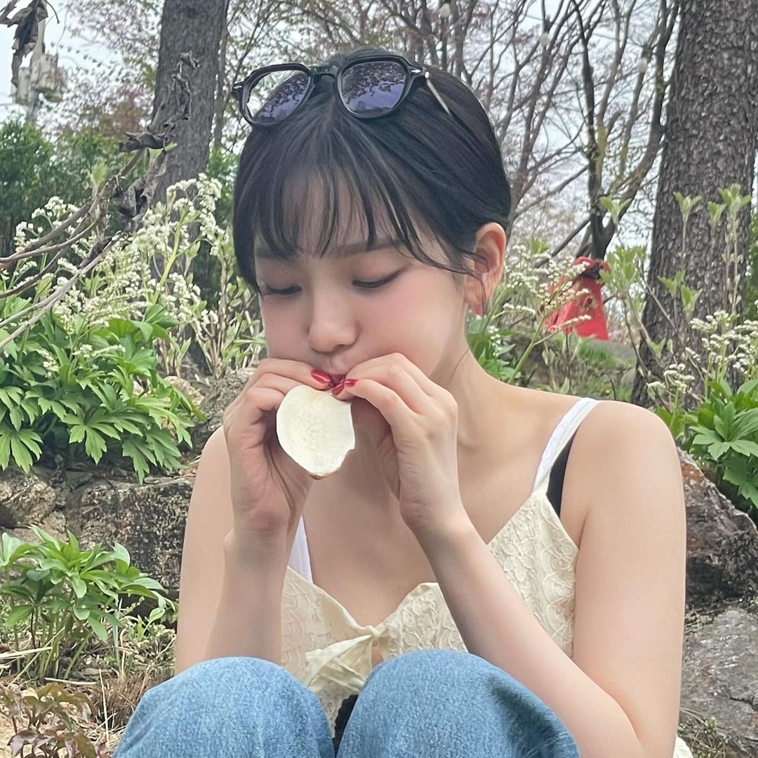 aedealism's tweet photo. @jmjbrainrot if I have to find the star between twinkles of uri jiminie pics, then it's this one. It's as if her whole personality shined thru here ✨

also, thank u so much for the giveaway kak!

BEYOND UP WITH KARINA
#Chapter25WithKarina https://t.co/wYwp06UzdY