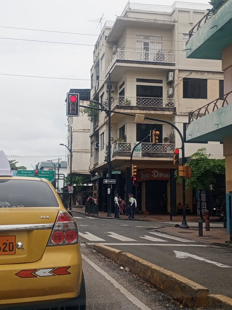 Chicho0079's tweet photo. Y así es como trabaja esta clase de gente @ATMGuayaquil @ATM_Transito @alcaldiagye @EcuavisaInforma @tctelevision https://t.co/pbcsJ6gol8