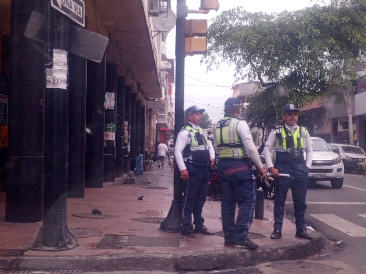 Chicho0079's tweet photo. Y así es como trabaja esta clase de gente @ATMGuayaquil @ATM_Transito @alcaldiagye @EcuavisaInforma @tctelevision https://t.co/pbcsJ6gol8