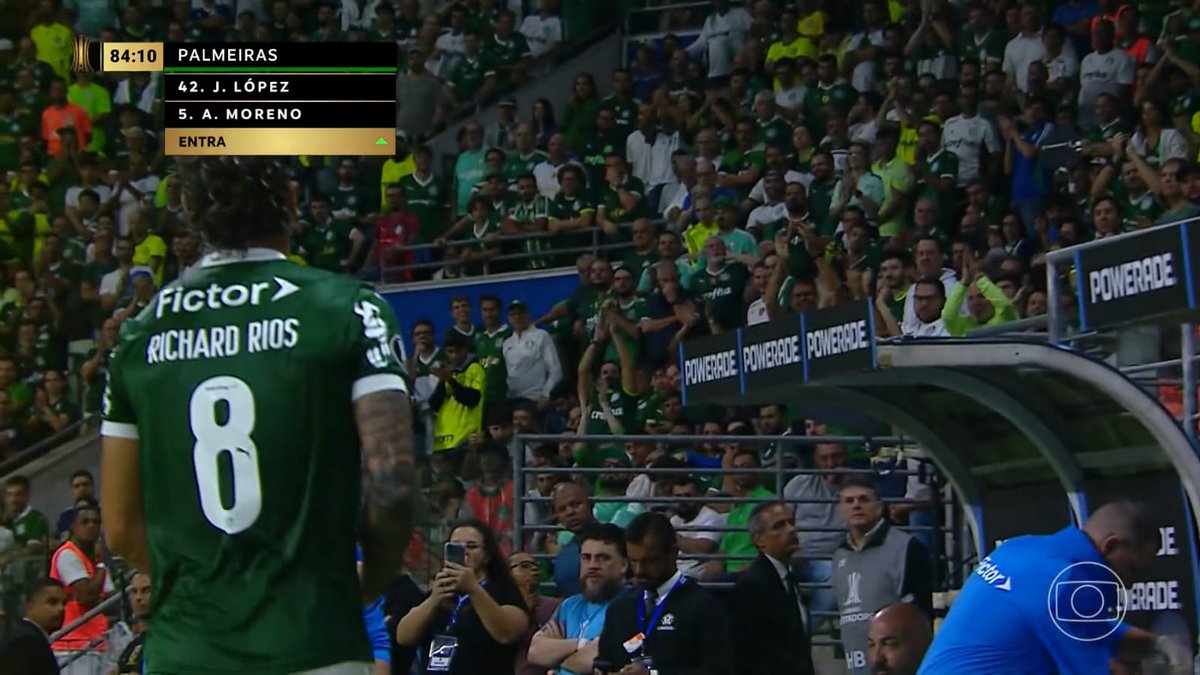 Noitedecopa's tweet photo. Síndrome de "Estãocalmos" -  Quando uma torcida foi sequestrada e gostou

O processo começa bem lento. 

Após títulos e euforia, quem é funcionário, lentamente, passa a achar que faz um favor.

E conforme os resultados param de vir, a máscara de todos começa a cair.

Ensinamentos de como torcer, pedidos para não gritar olé (enquanto rivais provocam), posts provocativos, xingamentos direcionados à torcida, tudo isso para mostrar que o torcedor só presta enquanto bate palmas igual uma foca sem senso crítico.

E o que acontece quando os aplausos param de vir é justamente o isolamento de quem torce e a aproximação de quem consome.

Hoje, a sensação de ver um jogo no Allianz Parque é a mesma de ir em um "rolê", no qual o que importa é a experiência pessoal de cada um e não o clube o qual dizem torcer.

O que importa se o time está mal em campo se o seu stories no estádio bombou?

O que importa ser xingado por alguém que não entrega se no fim ele joga uma camisa e é aplaudido?

O que importa quebrar promessas se quando o mínimo é feito isso serve como justificativa pra esquecer os erros mais graves.

Transparência e bom futebol se tornaram pecados que jamais devem ser colocados em pauta quando se trata de Palmeiras.

A legitimidade como torcedor de quem cobra é atacada e colocada em cheque por quem coloca funcionários acima da instituição que deveria mover o torcedor.

Duvida? Leia alguns dos comentários deste mesmo texto.

Eles justificarão todo o desrespeito à torcida citando troféus.

Porque no fim, é isso!

Prêmio é suficiente pra quem consumidor, mas não pra quem torce e ama um clube de futebol, seja ele qual for.

📝 @gaba_1914

As opiniões expressadas meses texto refletem, exclusivamente, o pensamento do autor

📰 Noite de Copa | Dep. De Redação