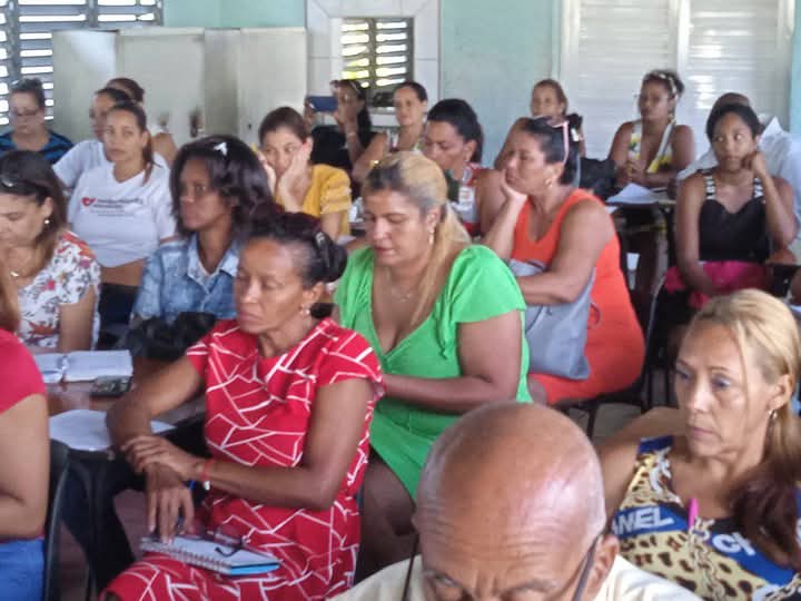 HenryAndre19942's tweet photo. Intervención Educativa Preventiva en poblado del Cristo con la participación de  los factores de la comunidad, agencias y agentes. #DpeSantiago #CubaMined #Cuba. https://t.co/anUvu5Q6PT