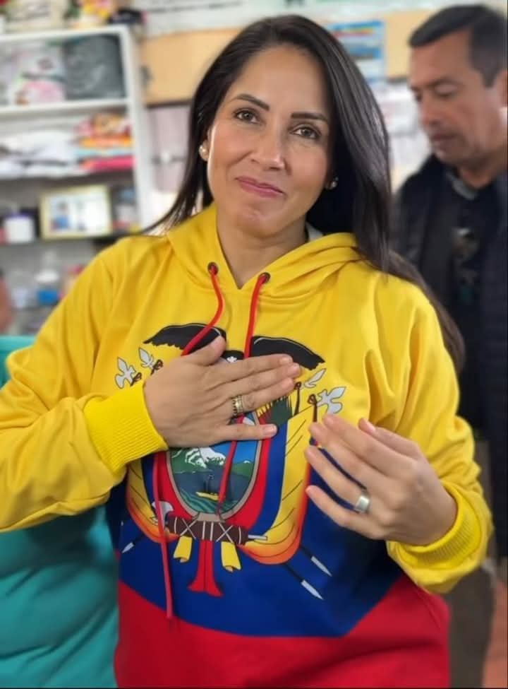 JdavicobJorge's tweet photo. @ElDatoEcua La federación de taxistas a nivel nacional estamos con #LuisaGonzálezPresidenta 
Vamos a #RevivirEcuador
Gracias al #PoderDeLaGente 
@CNNEE 
@cubalondra https://t.co/AgU3cxxrJK