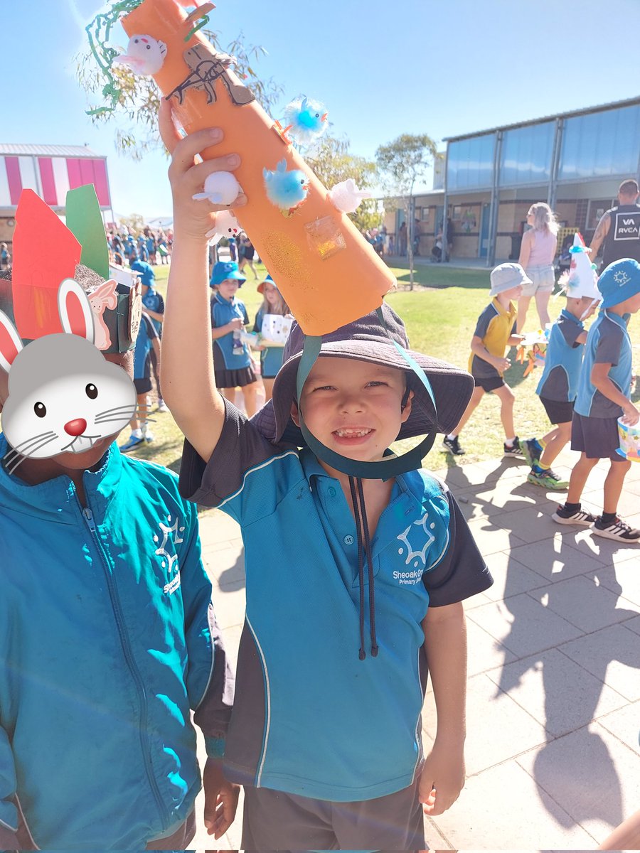 This is how I spent an hour this morning, Easter hat parade ❤️. It was amazing, whole school from kindy (nursery) to year 6 made hats and took part in the parade. Lovely to see the school community enjoying it, followed by the chocolate raffle. Missed my UK mum friends though 😭