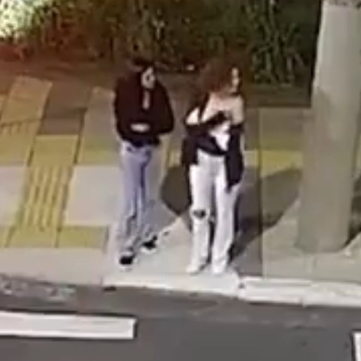 rsantos214's tweet photo. @leandroruschel Elas olharam para os lados tanto que elas aguardam o primeiro carro passar, fora que o pedestre tem prioridade na atravessia https://t.co/Eh3nslp4kr