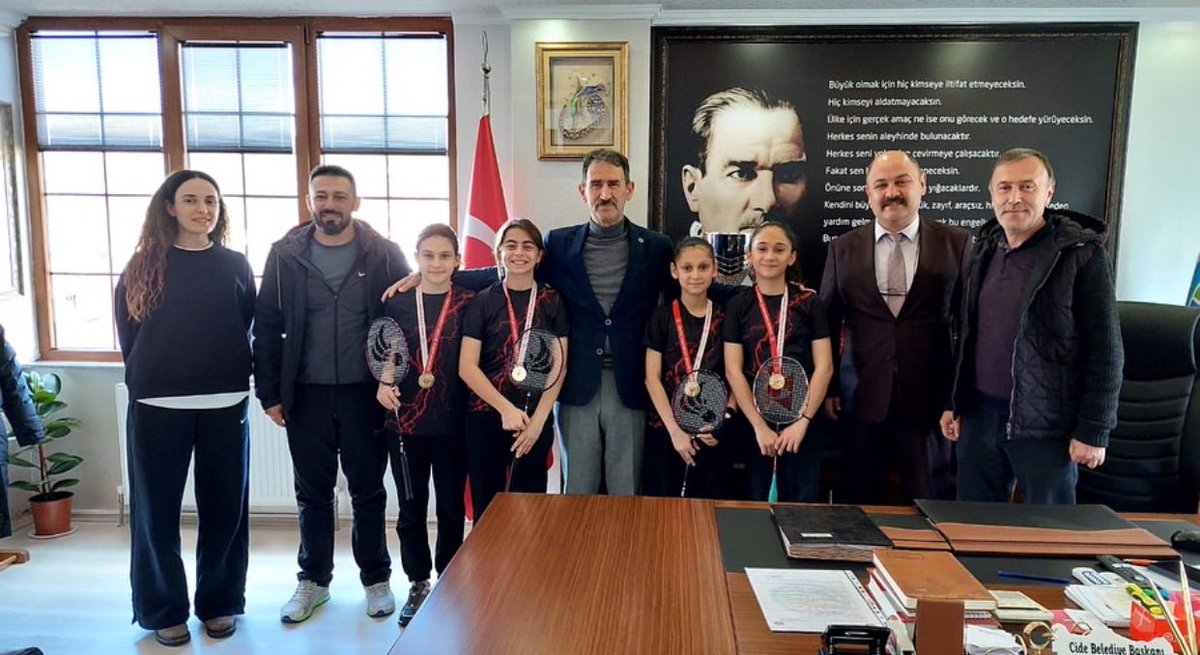CideBelediyesi's tweet photo. Sinop’ta düzenlenen Okul Sporları Badminton Yıldız Kızlar Grup Müsabakalarını dereceyle tamamlayan öğrencilerimiz, Belediye Başkanımız Sn. Nejdet DEMİR’i ziyaret etti. Mardin’deki Türkiye Şampiyonası’nda başarılar diler, emeği geçen herkese teşekkür ederiz. https://t.co/ljEgKRHH9U