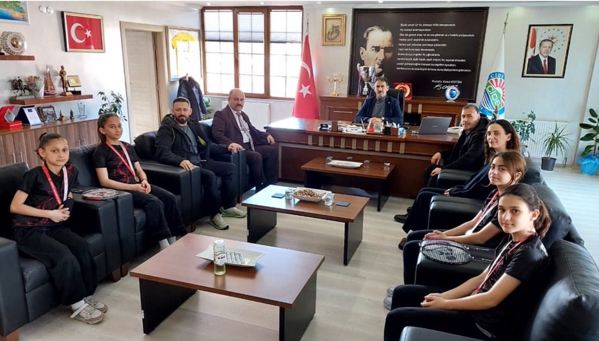 Sinop’ta düzenlenen Okul Sporları Badminton Yıldız Kızlar Grup Müsabakalarını dereceyle tamamlayan öğrencilerimiz, Belediye Başkanımız Sn. Nejdet DEMİR’i ziyaret etti. Mardin’deki Türkiye Şampiyonası’nda başarılar diler, emeği geçen herkese teşekkür ederiz.