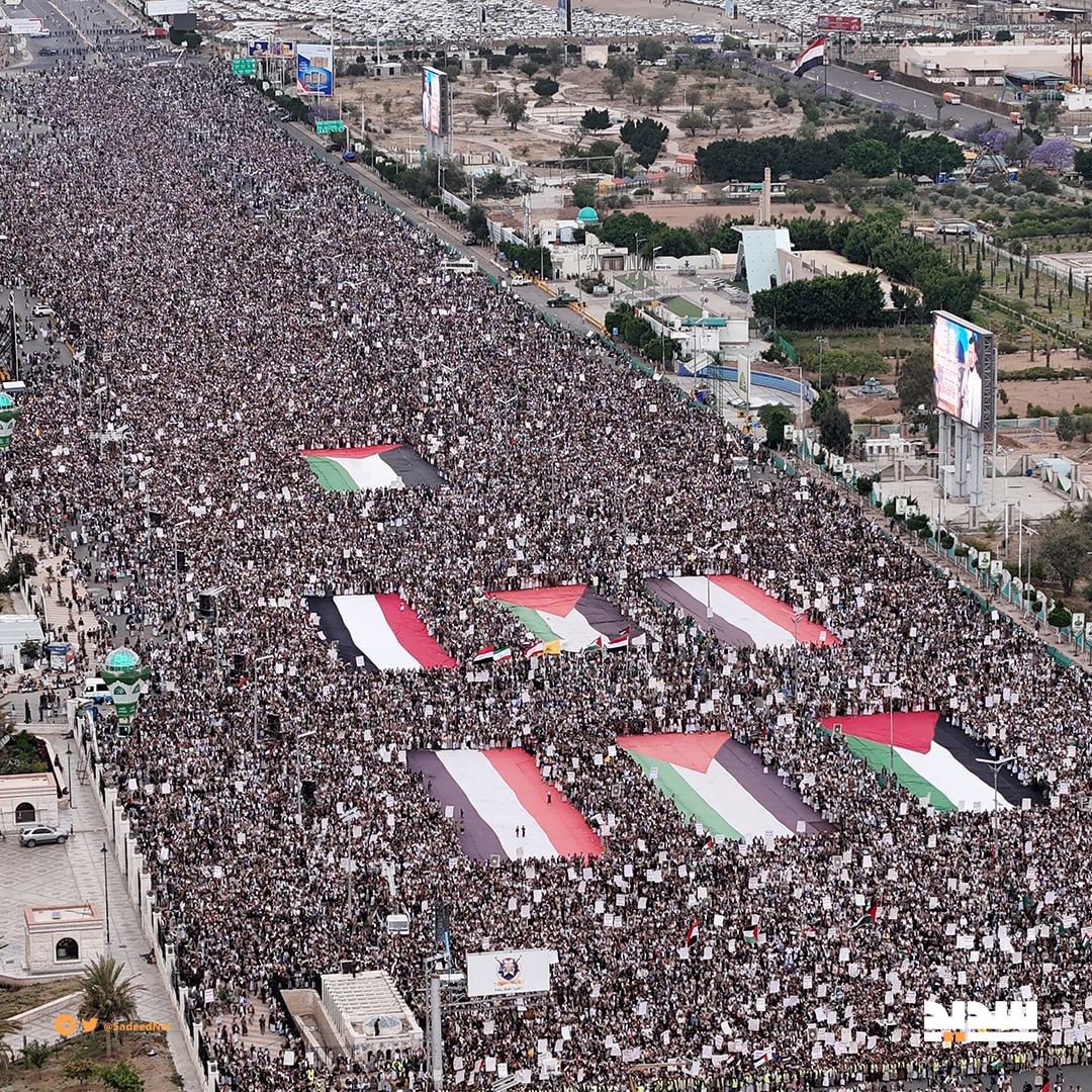انشروا مسيرات اليوم وأغيضوا ترامب وجماعته وأخبروهم أن هذه ساحة واحدة من مئات الساحات في مختلف المحافظات اليمنية
ماذا لو خرج مثل ربع هؤلاء في عدن؟
كم كان المرتزقة سيهنجموا بها؟
وماذا لو كان العدد قليلاً في السبعين كم كان المرتزقة سيشككون ويربكون الناس بذلك؟
الحمدلله الذي وفقنا